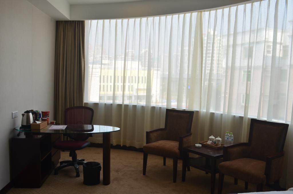 Zhuhai Platinum Holiday Hotel Oda fotoğraf